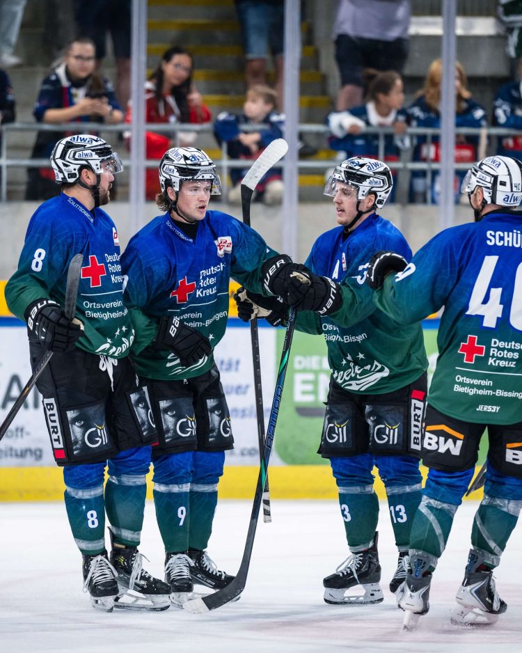 Versteigerung der blauen Pre-Season Trikots