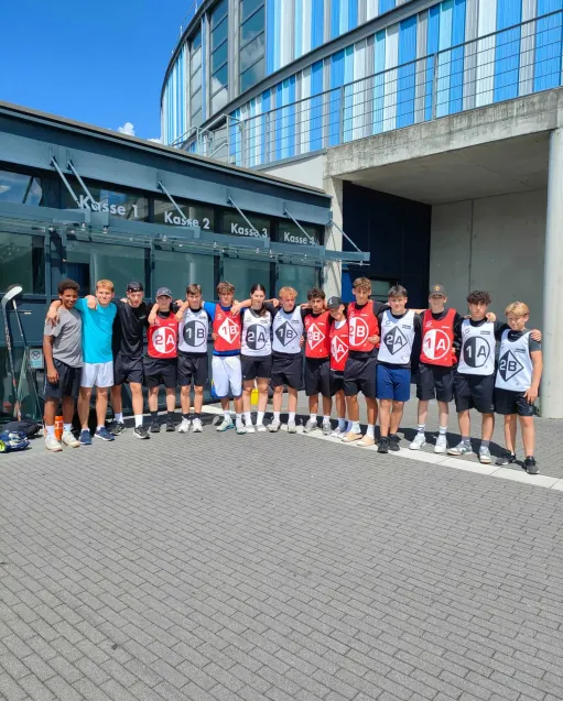 Vom Rasen aufs Eis: kicker und Lizenzpartner Reswitch kooperieren mit der PENNY DEL und DEL2 - Nachwuchsteams profitieren von innovativen Trainingsleibchen