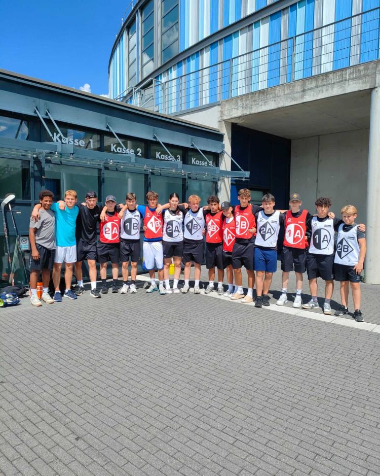 Vom Rasen aufs Eis: kicker und Lizenzpartner Reswitch kooperieren mit der PENNY DEL und DEL2 - Nachwuchsteams profitieren von innovativen Trainingsleibchen